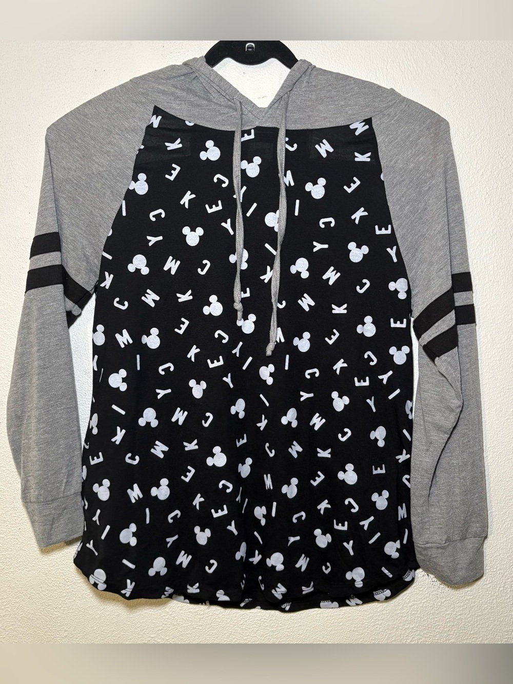 Disney Women’s 1X Mickey Icon Sweatshirt Pullover Hoodie Mickey Spell Out Print